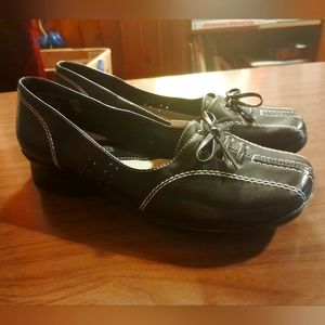 Predictions, Women's Flats w/laces, Wide-Width SIZE 6